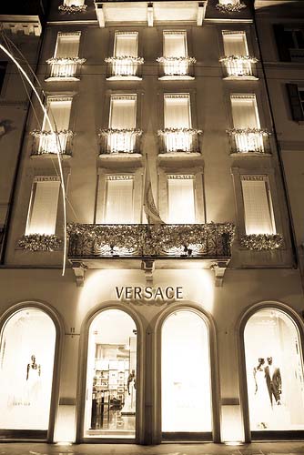 Το εντυπωσιακό flagship του Versace στο Μιλάνο
